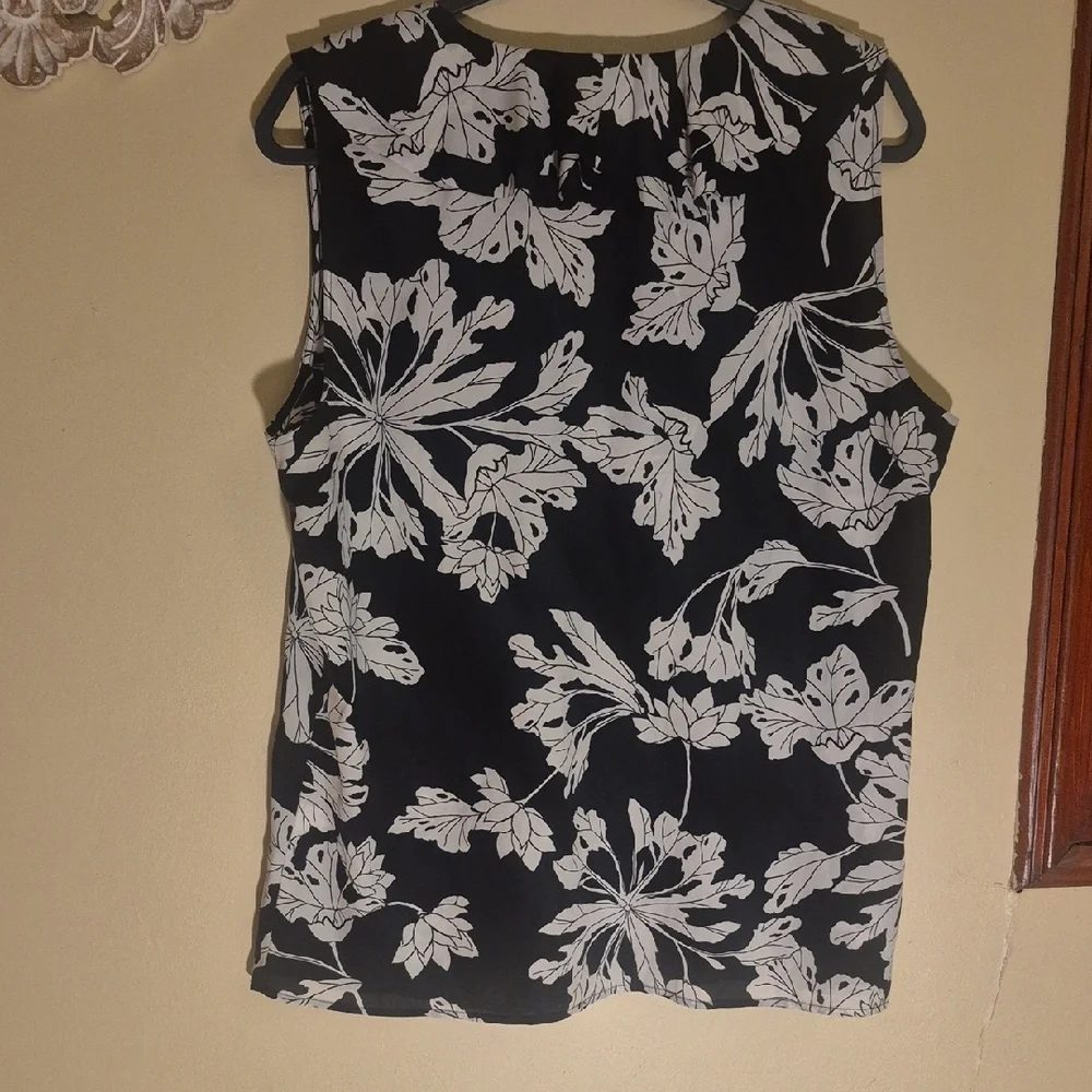 Banana Republic Black and White Floral Top - Picture 6 of 7